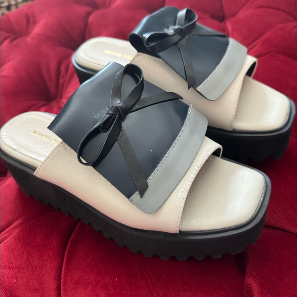 All Black platform loafer. Don’t have tags but have never been worn. Size 38